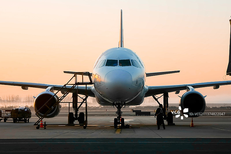 日出准备机场起飞的航空波音中型客机图片素材