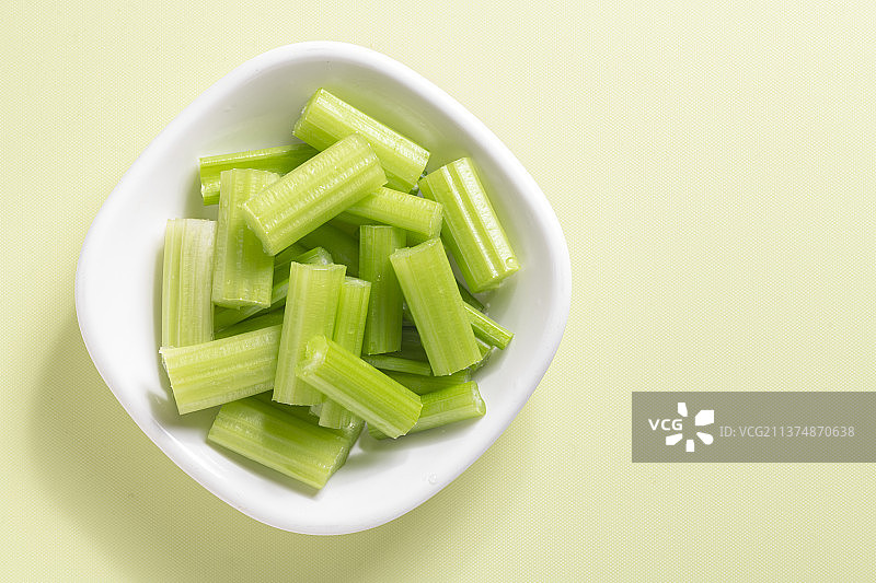 新鲜蔬菜一盘芹菜段特写图片素材
