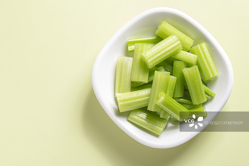 新鲜蔬菜一盘芹菜段特写图片素材