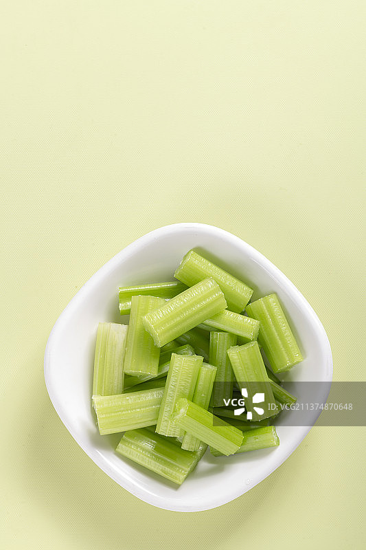 新鲜蔬菜一盘芹菜段特写图片素材