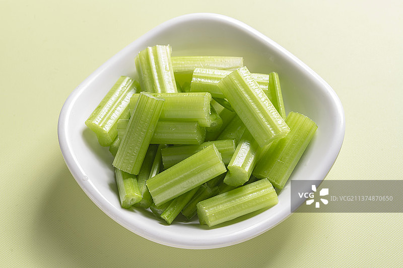 新鲜蔬菜一盘芹菜段特写图片素材