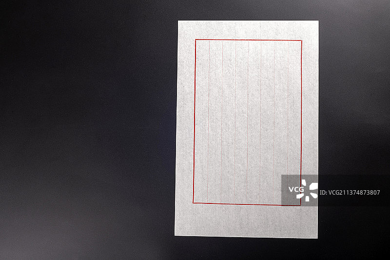 传统信笺信纸与毛笔摆放在桌面上特写写信家书概念图片素材