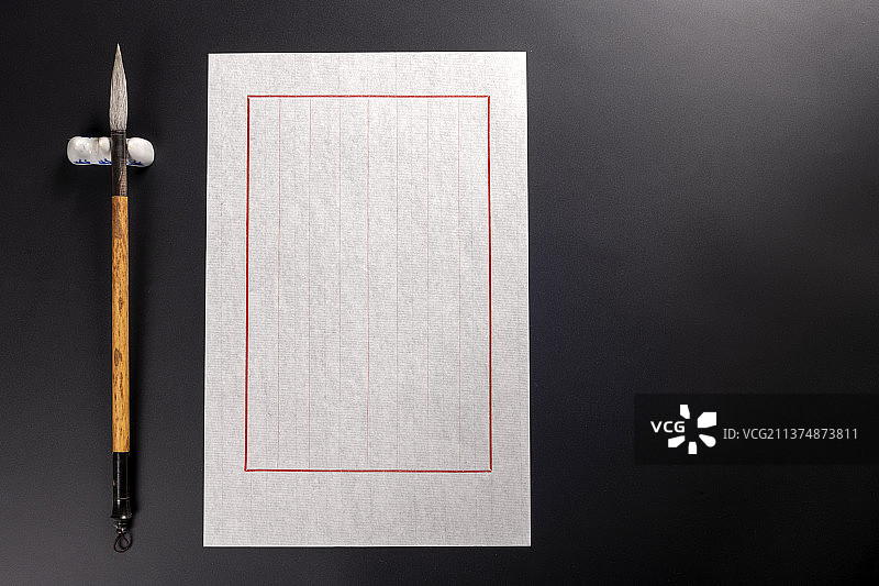 传统信笺信纸与毛笔摆放在桌面上特写写信家书概念图片素材