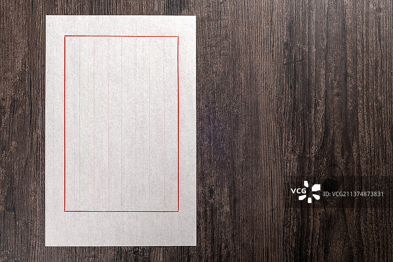 传统信笺信纸与毛笔摆放在桌面上特写写信家书概念图片素材