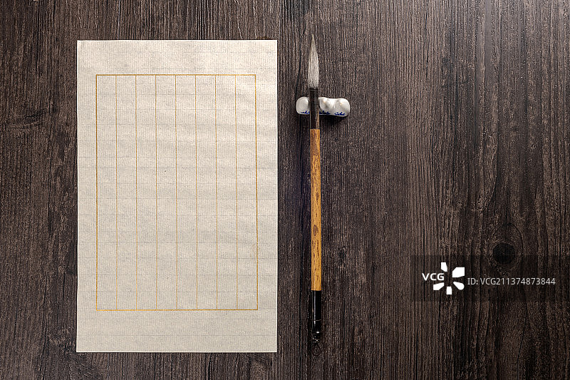 传统信笺信纸与毛笔摆放在桌面上特写写信家书概念图片素材