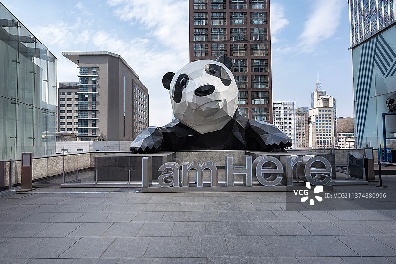 成都春熙路太古里IFS大熊猫雕像白昼晴天图片素材
