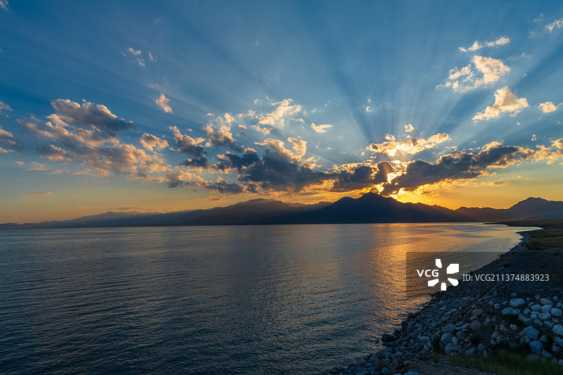 无人新疆绝美赛里木湖日落丁达尔光图片素材