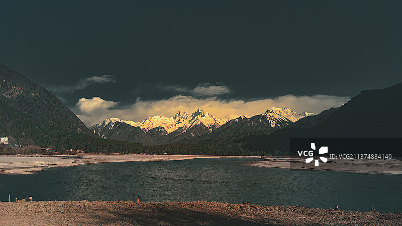 帕隆藏布江与日照金山图片素材