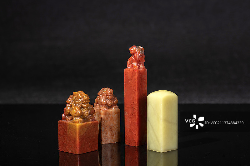 各种款式的印章石章摆放在黑色背景上图片素材