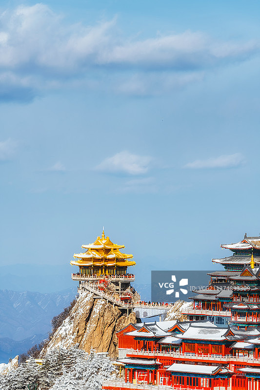 河南洛阳栾川老君山金顶道观群金殿冬季雪景户外风光高视角图片素材
