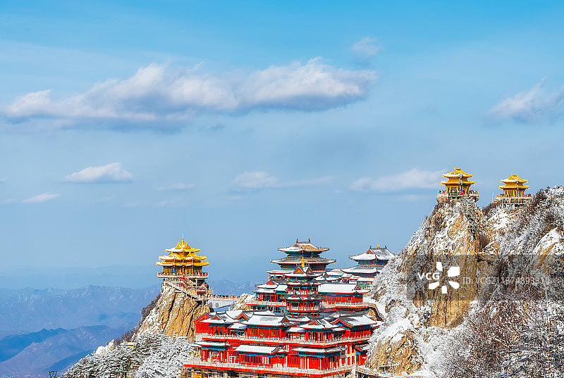河南洛阳栾川老君山金顶道观群金殿冬季雪景户外风光高视角图片素材