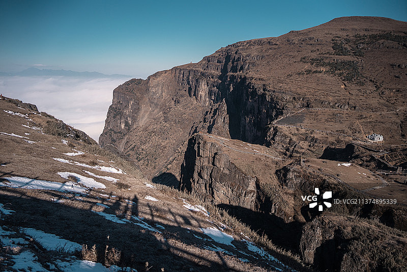 昭通鸡公山｜碧空映衬下的云海雪景图片素材