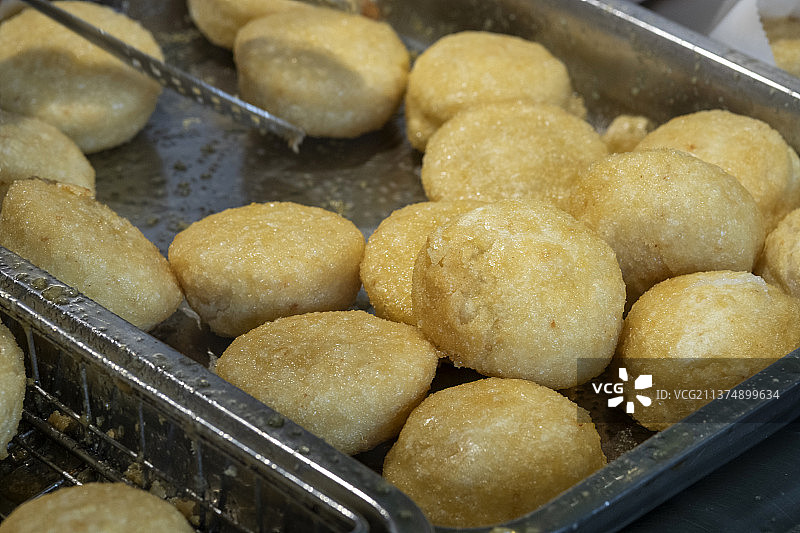 正在油炸炸制的天津小吃炸糕特写图片素材