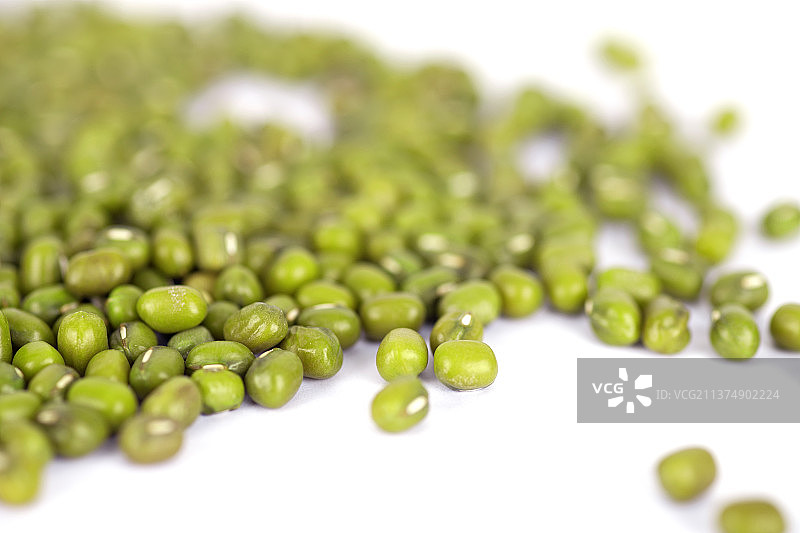 白背景上散落的绿豆图片素材