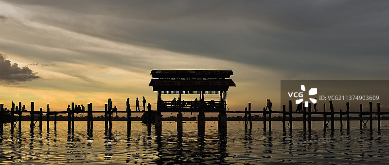 乌本桥中间凉亭的两边图片素材