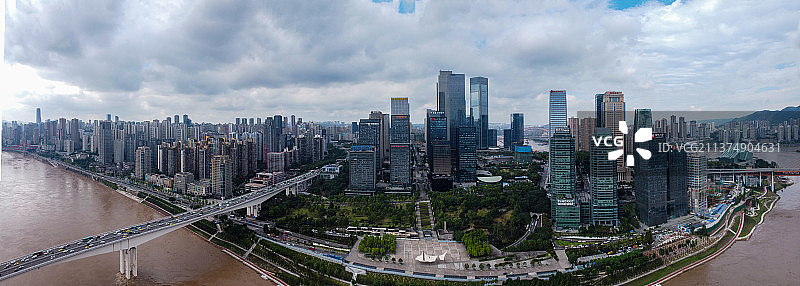 重庆 渝中区 嘉陵江滨江路 洪崖洞 千厮门大桥 朝天门 大剧院图片素材