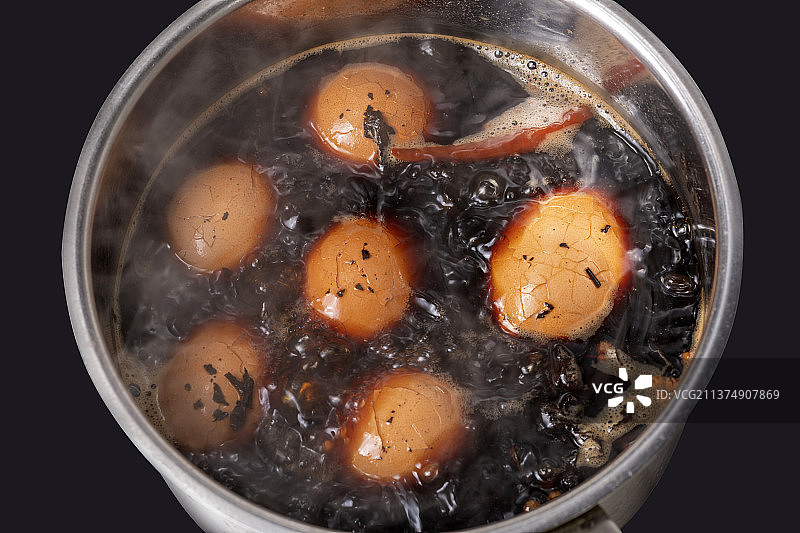 正在锅中煮制的茶叶蛋煮鸡蛋特写图片素材