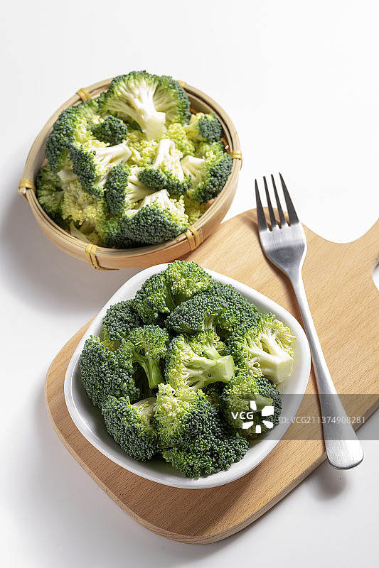 一盘西蓝花与鸡蛋洋葱摆放在桌面上特写图片素材