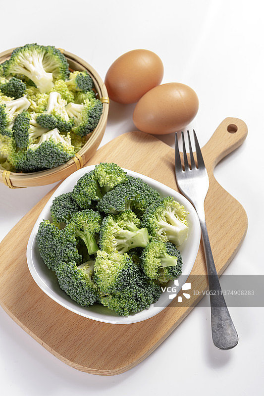 一盘西蓝花与鸡蛋洋葱摆放在桌面上特写图片素材