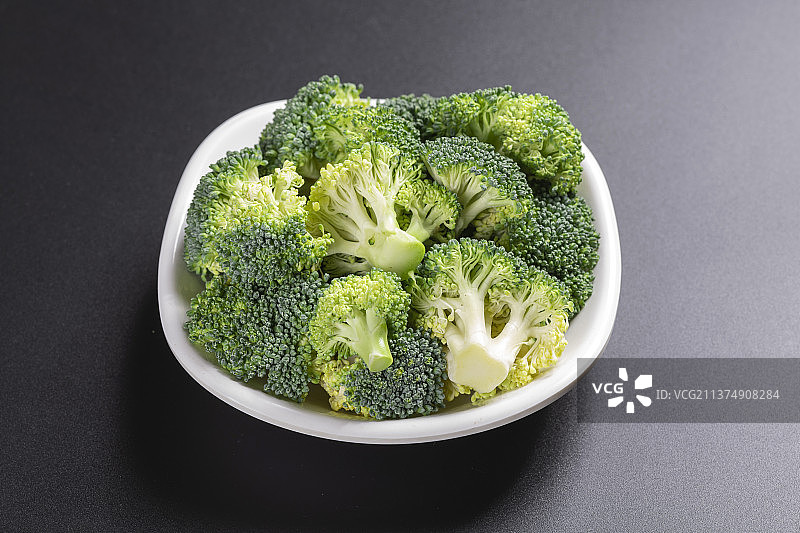 一盘西蓝花与鸡蛋洋葱摆放在桌面上特写图片素材