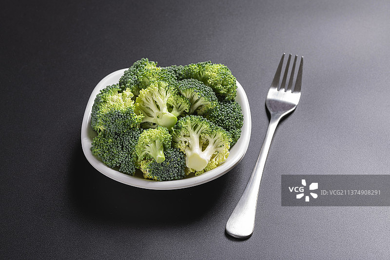 一盘西蓝花与鸡蛋洋葱摆放在桌面上特写图片素材