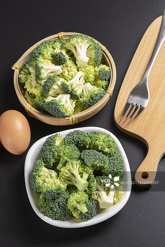 一盘西蓝花与鸡蛋洋葱摆放在桌面上特写图片素材