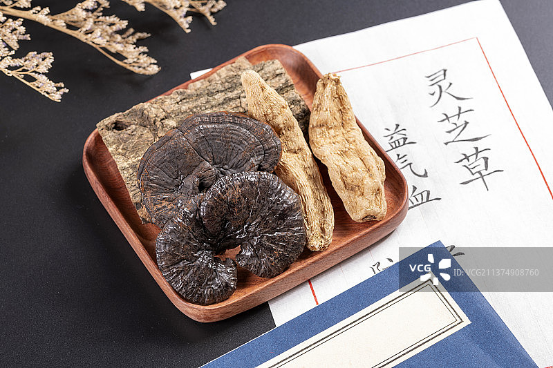 名贵中药灵芝杜仲天麻摆放在古窗棂木桌面上图片素材