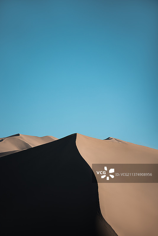 蓝天映衬下的沙漠风光图片素材