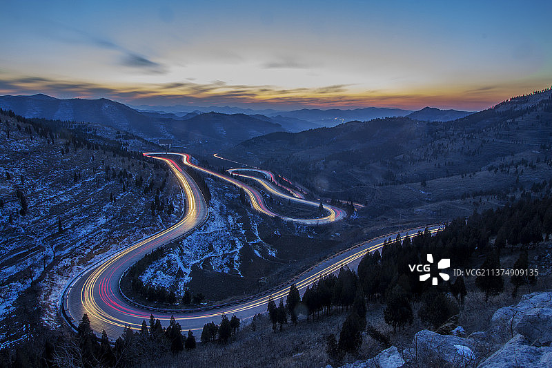 夜色下的牛角岭图片素材
