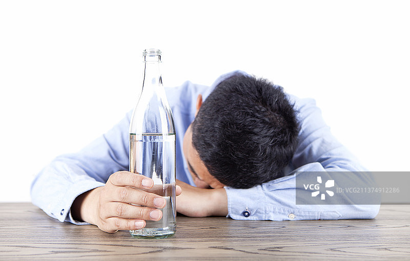 酗酒的男性图片素材