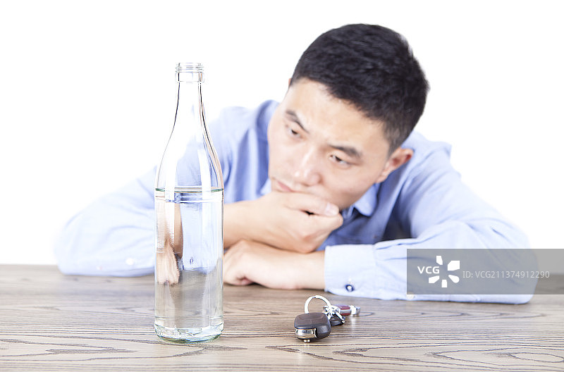喝酒与开车的纠结图片素材
