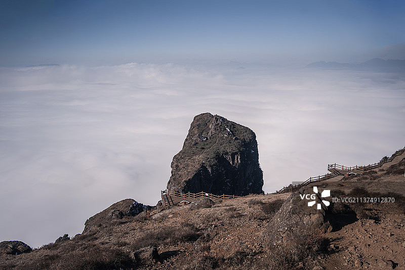 昭通鸡公山｜俯瞰天空的岩石图片素材