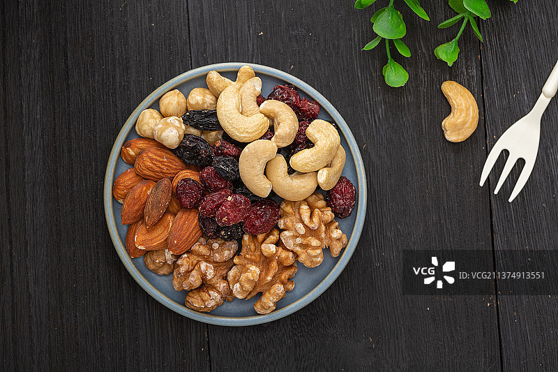 零食小吃坚果果仁拼盘图片素材
