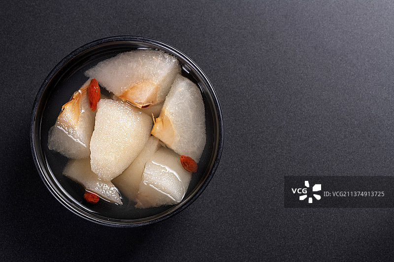 一碗梨水特写黑色背景图片素材