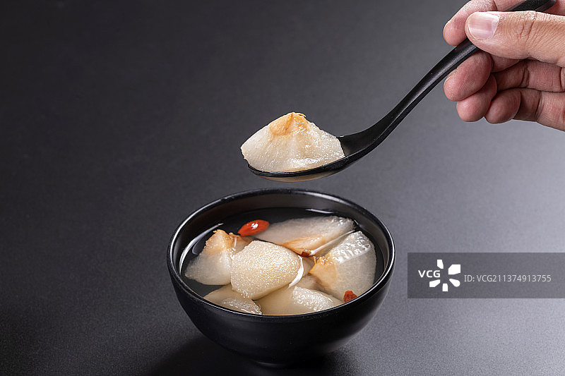 一碗梨水特写黑色背景图片素材