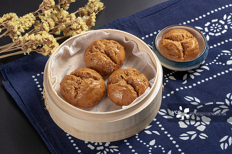 一盘红糖馒头一蒸笼红糖馒头特写图片素材