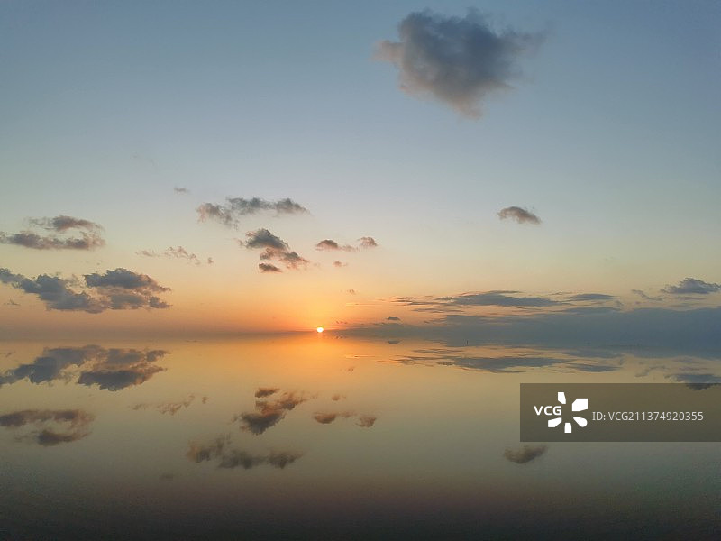 日落时海景映衬着戏剧性的天空图片素材