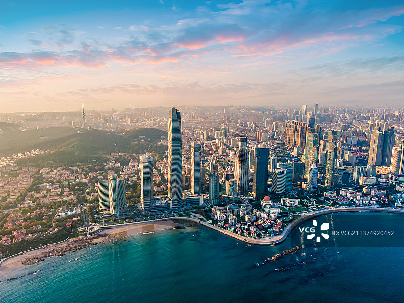 航拍青岛海岸线浮山湾建筑景观天际线图片素材