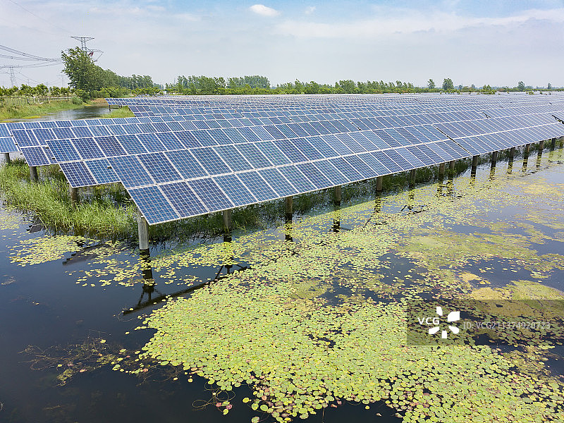无人机航拍太阳能光伏电厂图片素材