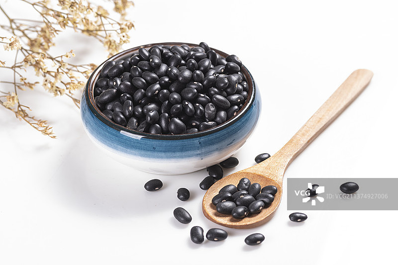 杂粮粗粮一盘黑豆与一勺黑豆特写图片素材