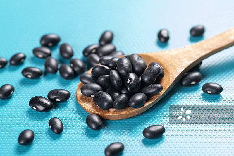 杂粮粗粮一盘黑豆与一勺黑豆特写图片素材