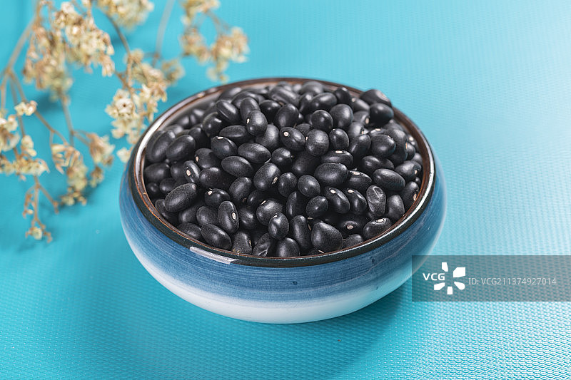杂粮粗粮一盘黑豆与一勺黑豆特写图片素材