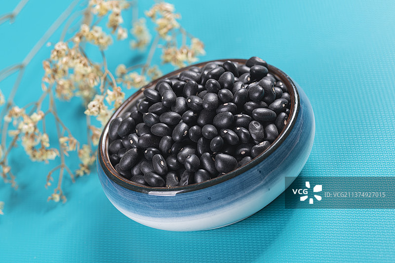 杂粮粗粮一盘黑豆与一勺黑豆特写图片素材