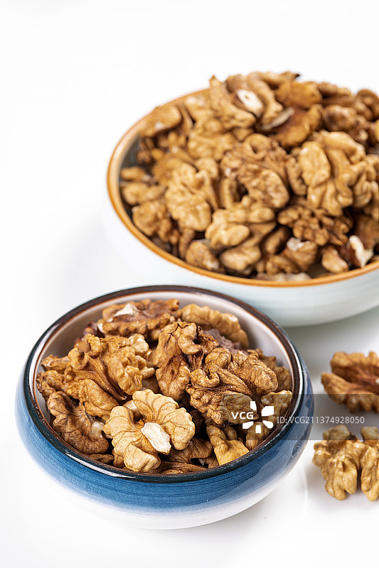 一盘核桃仁核桃茶水特写图片素材