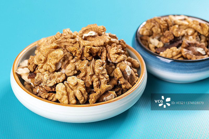 一盘核桃仁核桃茶水特写图片素材