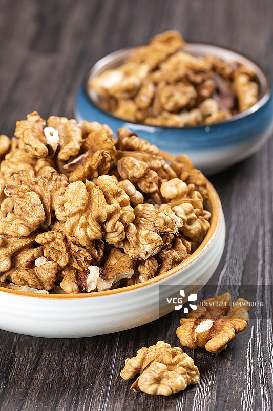 一盘核桃仁核桃茶水特写图片素材