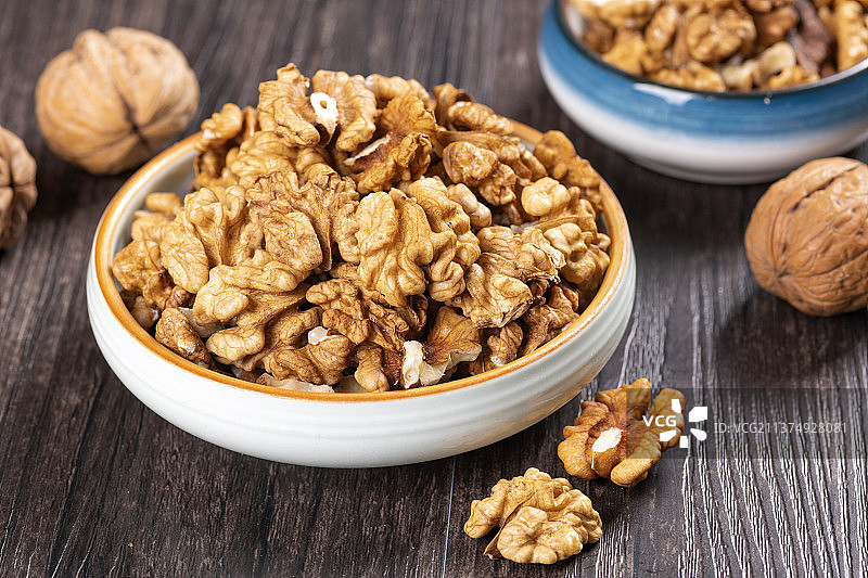 一盘核桃仁核桃茶水特写图片素材