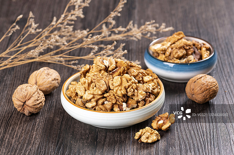 一盘核桃仁核桃茶水特写图片素材