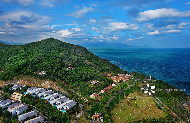 俯瞰越南芽庄海边山峰和寺庙建筑图片素材