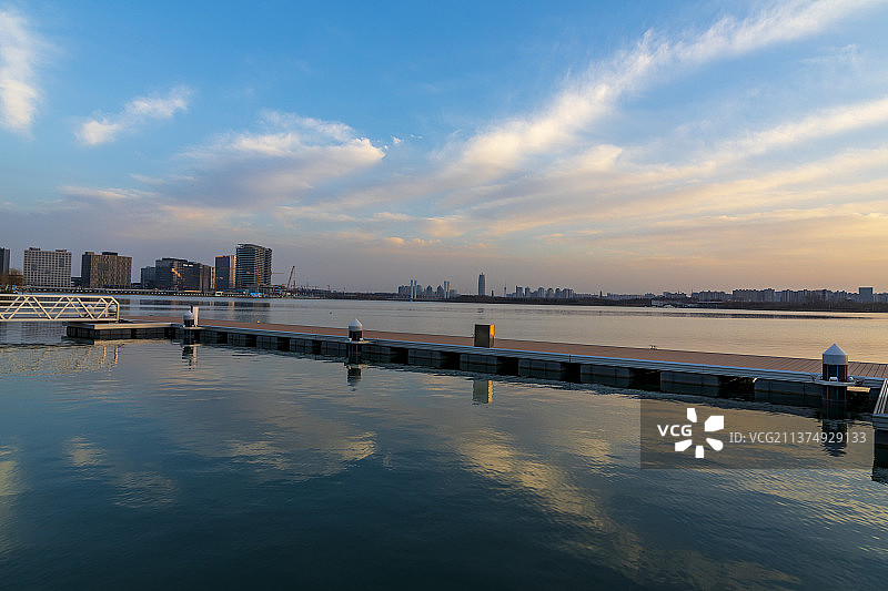 河南省郑州市北龙湖金融岛黄昏户外风光图片素材